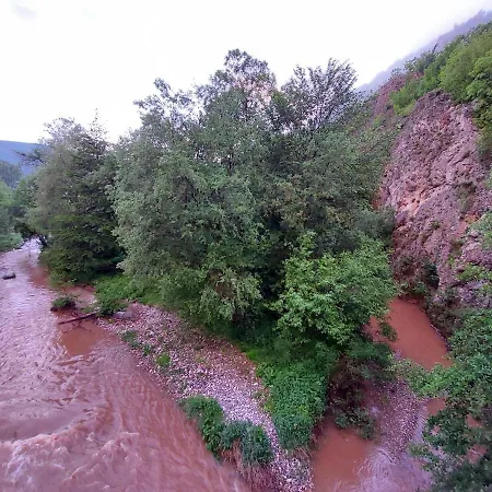 Golemi Kamik Vlasi דירה