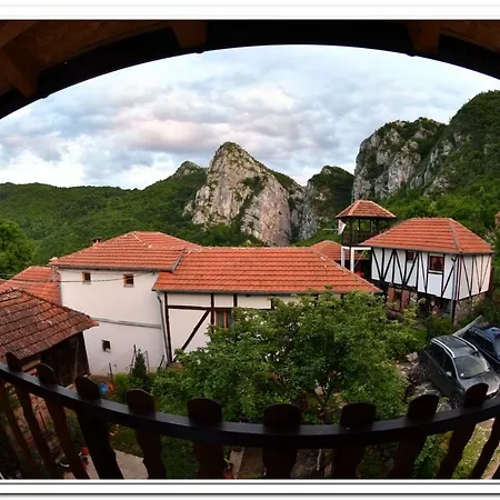 דירה Golemi Kamik Vlasi פירוט